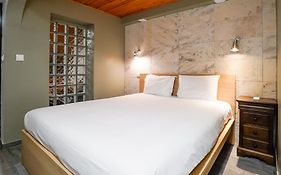 Cosmopolitan Chiado Apartment By Lovelystay